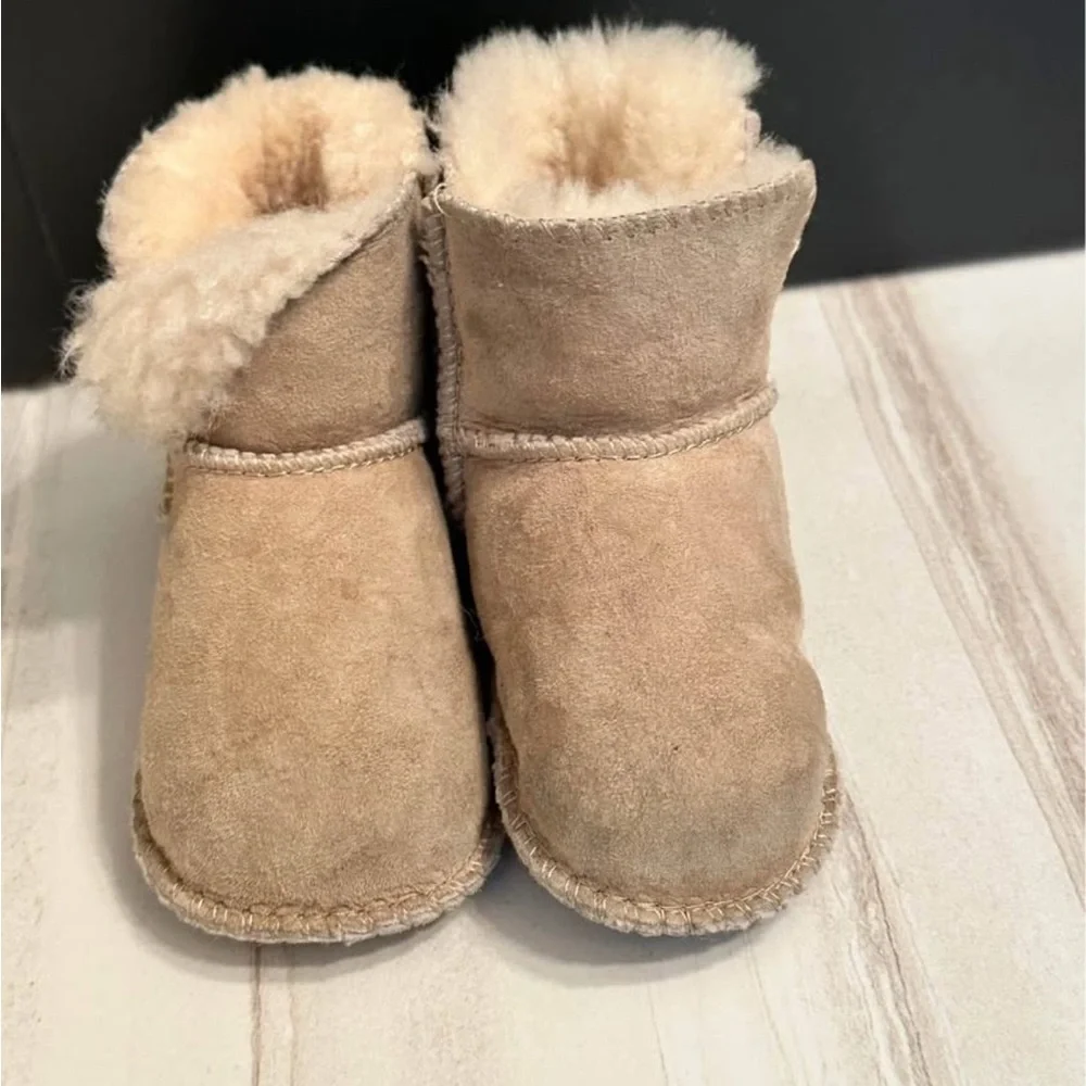UGG Infant Boots 6–12 Months Medium (Play Condition) - Picture 3 of 5